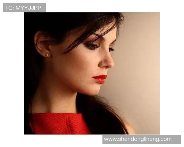 足球明星皮特的妻子揭秘她的生活与事业背后的故事